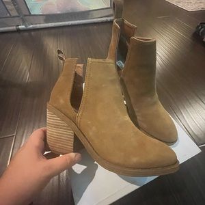 STEVE MADDEN genuine suede chestnut bootie
